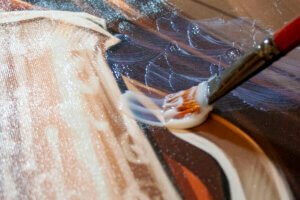 Покрытие холста моделирующим гелем при момощи кисточки